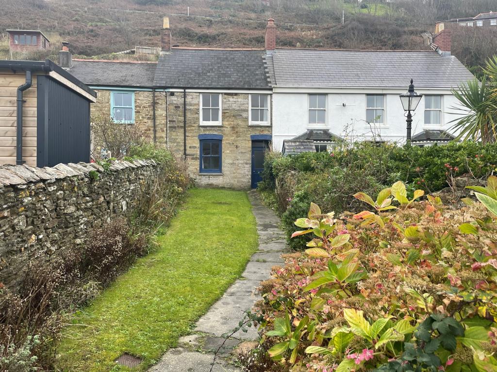 Lot: 78 - CHARACTER COTTAGE FOR IMPROVEMENT IN POPULAR COASTAL VILLAGE - Front photo of property comprising front garden and front elevation